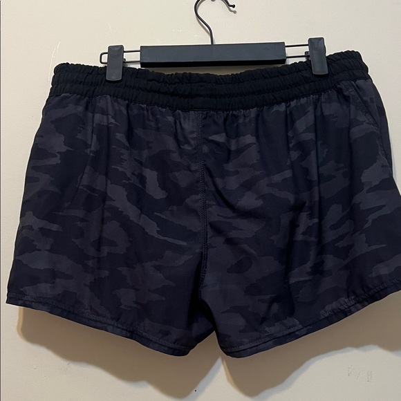 Vuori Women's Black Camo Shorts. Size L - Picture 4 of 4
